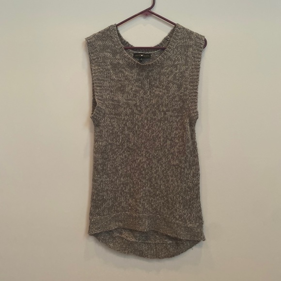 🦋 3/$15 Derek Heart gray sleeveless sweater - Picture 1 of 6
